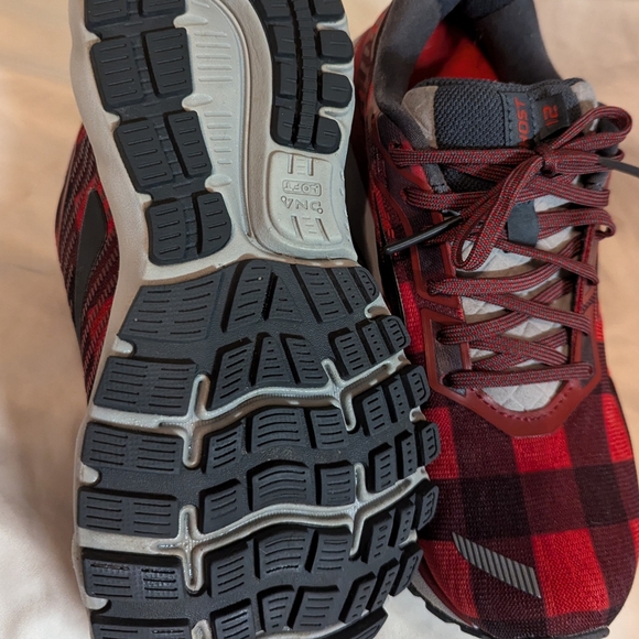 Brooks buffalo red plaid 12 ghost shoes, size 6.5 - Picture 4 of 10